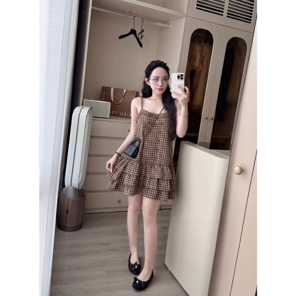 Váy hai dây kẻ caro phối bèo tầng đầm babydoll dáng suông ngắn màu nâu điệu đà phong cách coquette hcom25970