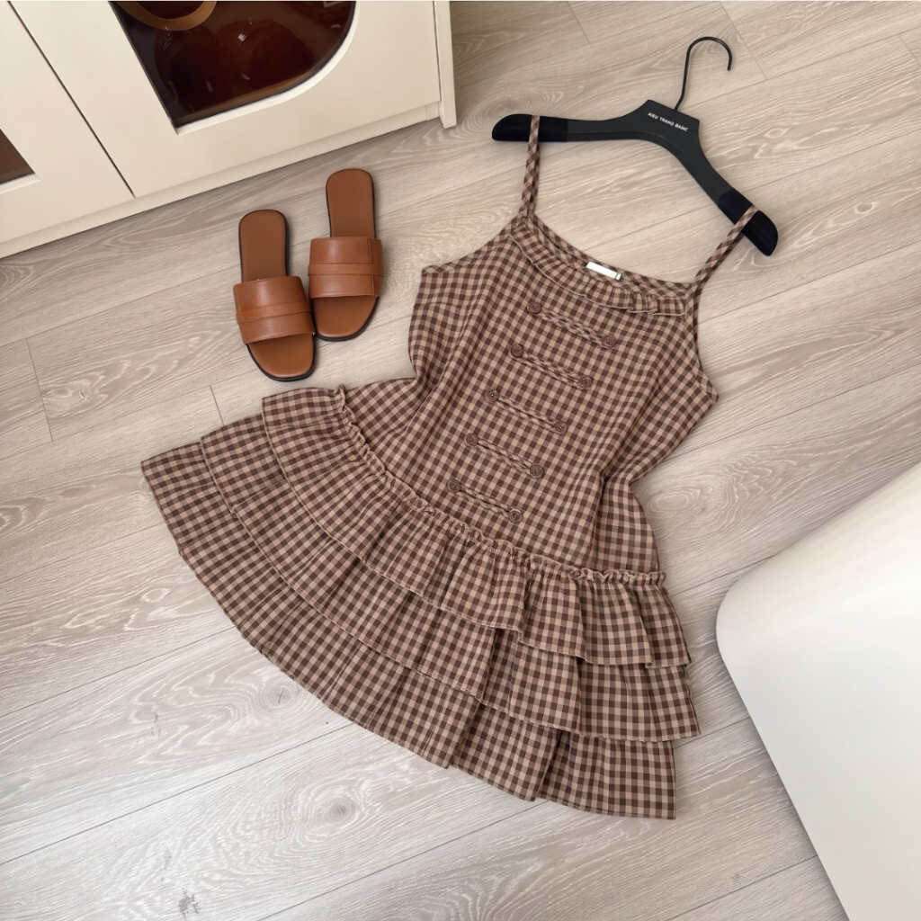 Váy hai dây kẻ caro phối bèo tầng đầm babydoll dáng suông ngắn màu nâu điệu đà phong cách coquette hcom25970