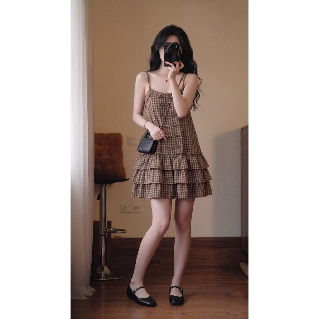 Váy hai dây kẻ caro phối bèo tầng đầm babydoll dáng suông ngắn màu nâu điệu đà phong cách coquette hcom25970