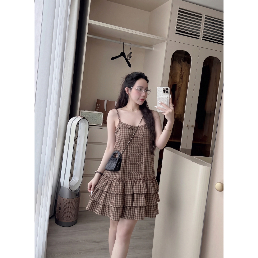 Váy hai dây kẻ caro phối bèo tầng đầm babydoll dáng suông ngắn màu nâu điệu đà phong cách coquette hcom25970