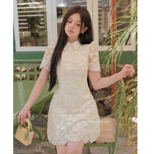 MIU.STUDIO • Đầm nữ phối ren hoa cổ đức thiết kế dáng A chiết eo tôn dáng, Váy nữ thời trang cộc tay đính khuy nổi bật