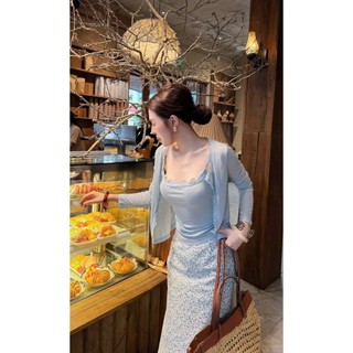 Bộ đồ nữ ba chi tiết chân váy hoa nhí phối áo hai dây cúp ngực và áo khoác mỏng nhẹ dài tay
