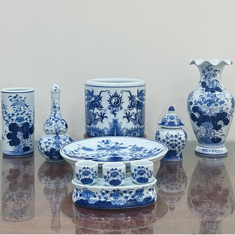 Lọ Hoa Thờ Miệng Lượn Men Lam Vẽ Kỹ Gốm Sứ Bát Tràng Cao Cấp - Lọ Hoa Thờ Gia Tiên Họa Tiết Sen