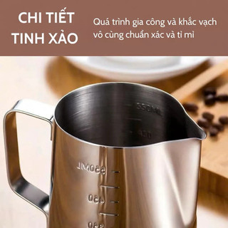 Ca đánh sữa có vạch định lượng, làm nguội cà phê pha máy, inox 304, nhiều dung tích, có quai cầm tiện lợi, chống bỏng