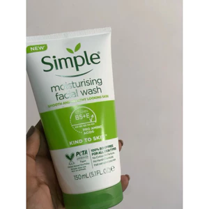 Sữa Rửa Mặt Simple Moisturising Facial Wash 150ml