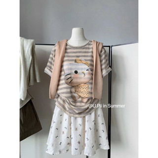 Áo Phông Kẻ Nâu Be Kitty Chu Môi