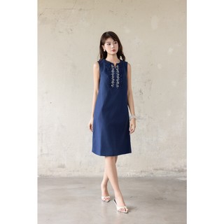 SWANLAKE | Váy Đầm Nữ Midi Suông Sát Nách Cổ Tròn Xẻ V Chất Linen Thêu Hoa Có Túi Dạo Phố D13813