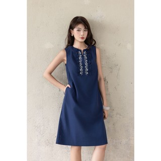 SWANLAKE | Váy Đầm Nữ Midi Suông Sát Nách Cổ Tròn Xẻ V Chất Linen Thêu Hoa Có Túi Dạo Phố D13813