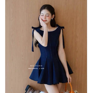 Váy demin cổ thuyền sát nách phối nơ vai dáng xoè xếp ly, Đầm jean nữ dáng A xoè nhẹ ôm eo tôn dáng style Hàn Quốc