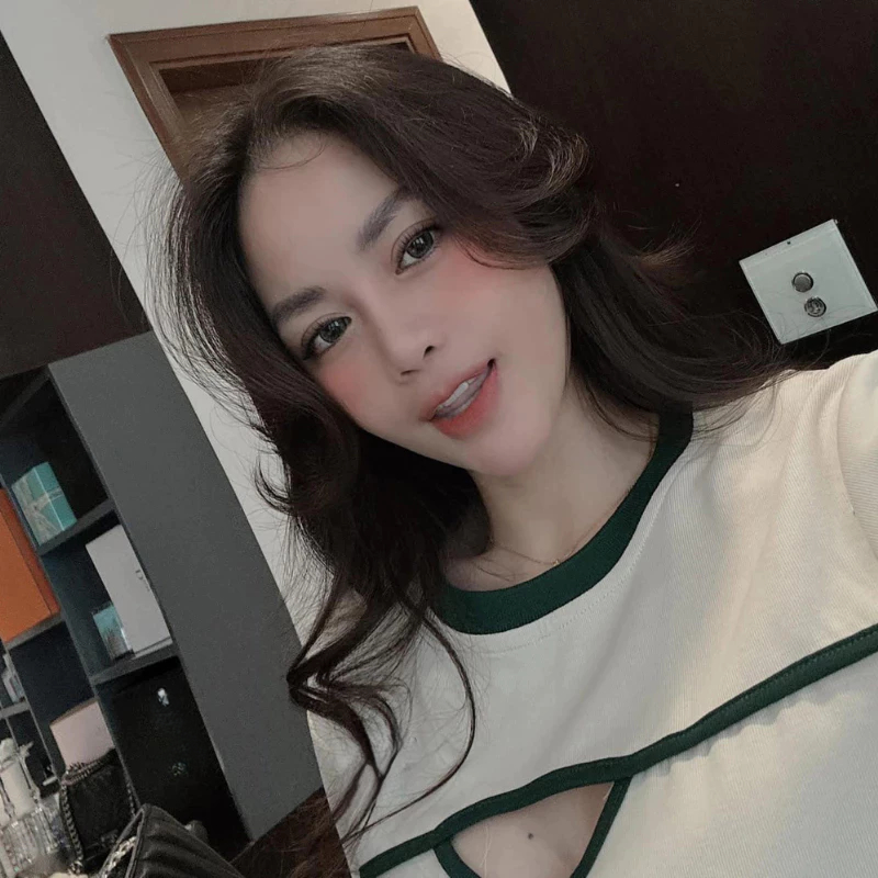 Set bộ đồ nữ thể thao áo thun cut-out kèm chân váy dài xẻ tà chất thun lụa co giãn mặc đi chơi HCOM25580