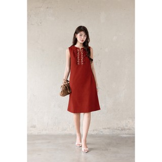 SWANLAKE | Váy Đầm Nữ Midi Suông Sát Nách Cổ Tròn Xẻ V Chất Linen Thêu Hoa Có Túi Dạo Phố D13813
