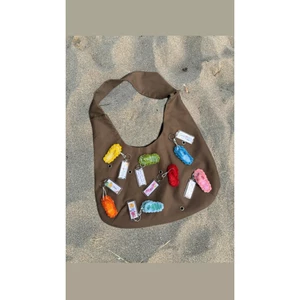 Móc khóa charm chiếc dép handmade kẽm nhung kèm lời nhắn nhủ