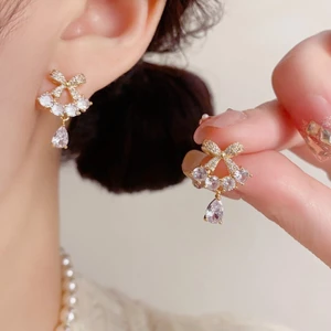 V.I.T Accessories | Bông tai nơ đính đá (2 màu)
