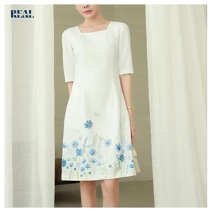 Đầm trắng cổ vuông dáng suông in hoa tay lửng Chicory REAL CLOTHES, có lót, ít nhăn, che bụng