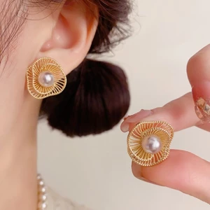 V.I.T Accessories | Bông tai xoắn ốc hạt châu (2 màu)
