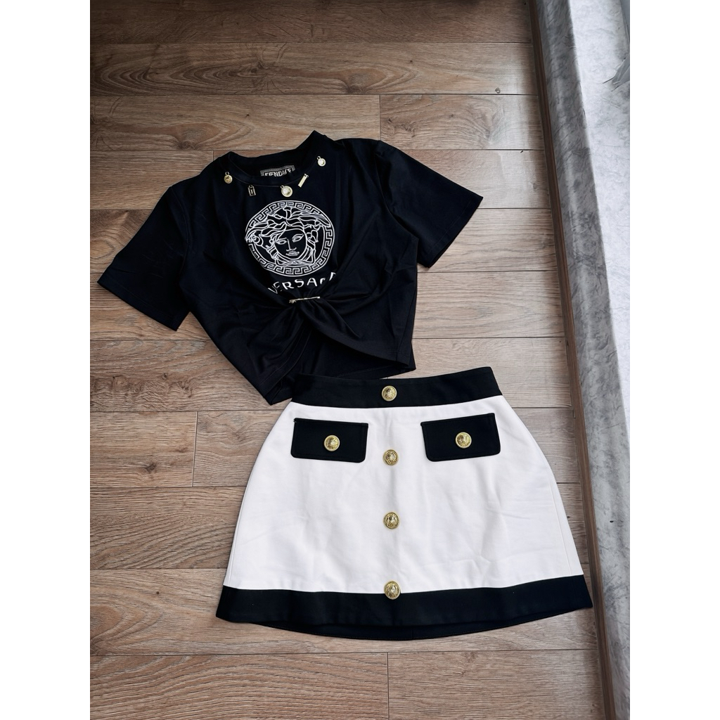 set áo croptop Versace kèm ghim băng và váy thun nút charm Versace