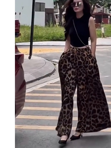Set Đồ Nữ Da Báo Cá Tính Áo Croptop Đen Kèm Quần Suông Ống Rộng Thời Trang Hàn Quốc New 2026