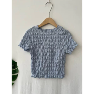 Áo croptop G.U màu xanh đẹp mới toanh siêu xinh