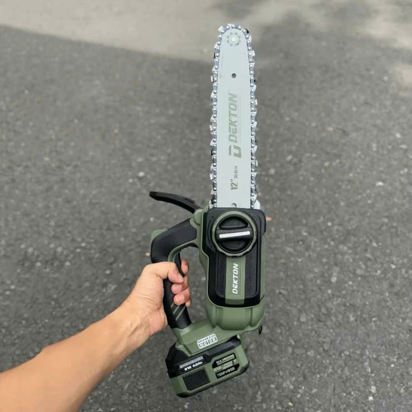 Thân Máy cưa xích pin 21V DEKTON M21-CX12PRO motor brushless lam 12inch (30.5cm) tra nhớt tự động