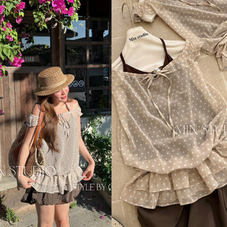 Set áo voan họa tiết chấm bi thiết kế trễ vai phối viền bèo tầng mix áo cổ yếm kèm quần short bí ngô màu nâu