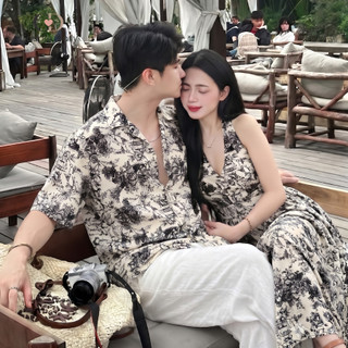 Set Đồ Đôi Nam Nữ Couple Đi Biển Du Lịch Váy Yếm Cổ V Dáng Xòe & Áo Sơ Mi Họa Tiết Vintage 88005