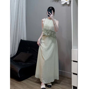 Đầm Dài Dáng Suông Màu Kem Nhún Hoa Eo – Nhẹ Nhàng