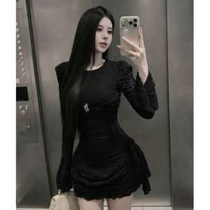 Váy body ren xoắn ống tay loe tà xếp sang chảnh