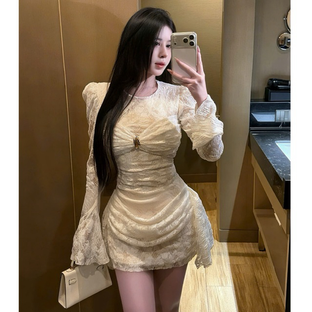 Váy body ren xoắn ống tay loe tà xếp sang chảnh