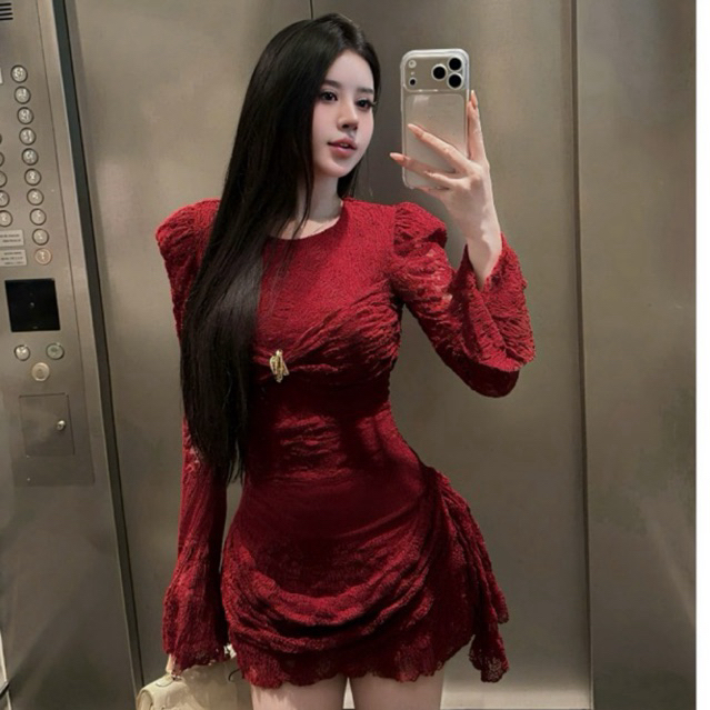Váy body ren xoắn ống tay loe tà xếp sang chảnh