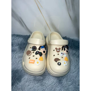 Giầy clog nữ cross , đế cao 7cm , 3 mầu chủ đạo trắng , đen , kem. tặng kèm cham 3D , giả kim