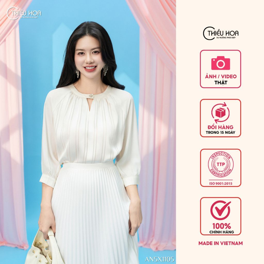 Áo kiểu nữ được làm từ chất liệu Lụa sọc ánh với thiết kế thanh nhã nhẹ nhàng, thương hiệu Thiều Hoa  AN5X1105