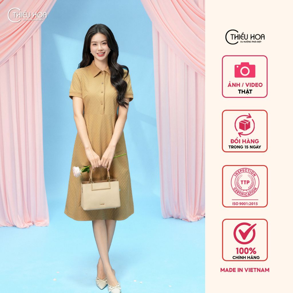 Đầm dạo phố được làm từ chất liệu Thun dệt cao cấp với thiết kế thanh lịch sang trọng, thương hiệu Thiều Hoa DD5X1202