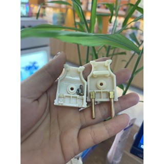 Phích cắm điện VINAMAX chân tròn phi 4, màu trắng - Hàng chính hãng