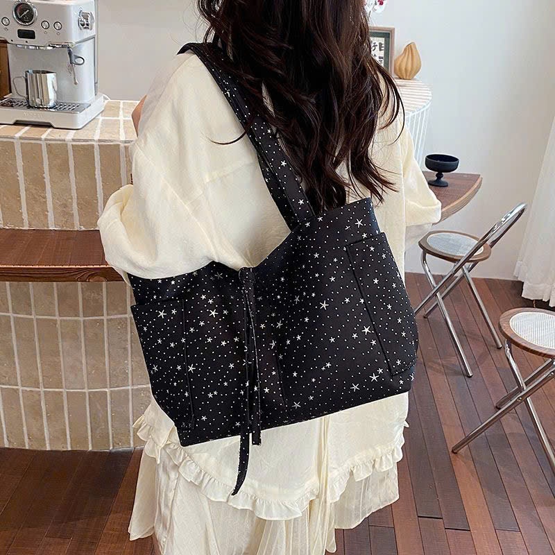 Túi tote nữ đeo vai size 34 vải canvas họa tiết ngôi sao kèm charm sao bạc đựng vừa A4 laptop TXN658 | BigBuy360 - bigbuy360.vn