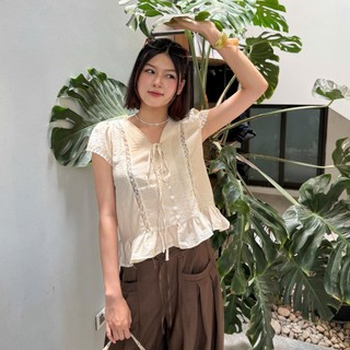 (HAVANA) Áo kiểu nữ SERA top cổ V chạy viền ren phối cúc tàu AO955