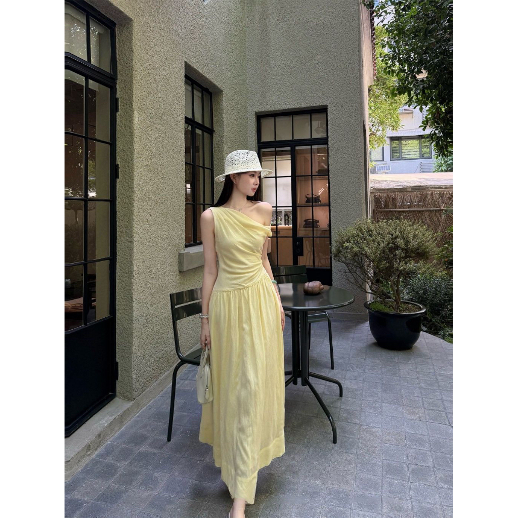 Váy maxi lệch vai Elowen chiết eo dáng xòe dài sát nách vải đũi Hàn mềm mát rũ nhẹ màu vàng pastel mặc đi chơi đi tiệc