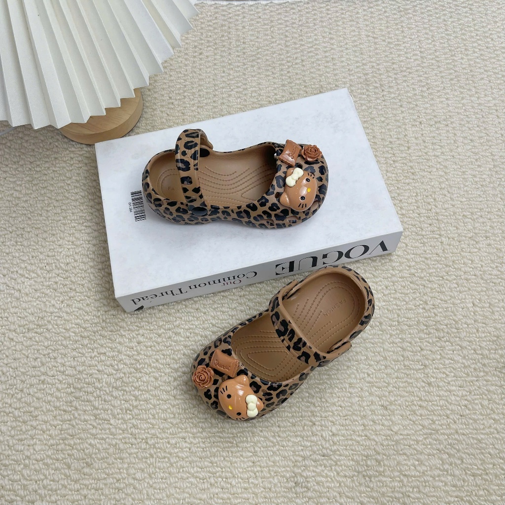 Dép sục bé gái họa tiết da báo đính charm mèo siêu xinh (603 beo)