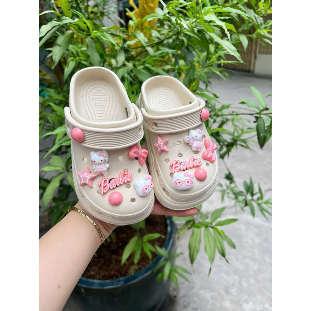 Dép sục cho mẹ và bé tặng kèm charm dễ thương.Chất liệu nhựa EVa nhẹ êm chống trơn trượt tốt