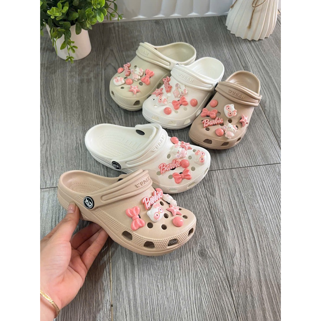 Dép sục cho mẹ và bé tặng kèm 14 charm xinh xắn.Đế thấp 3cm nhẹ êm chống trơn trượt tốt ( size 31-38 )