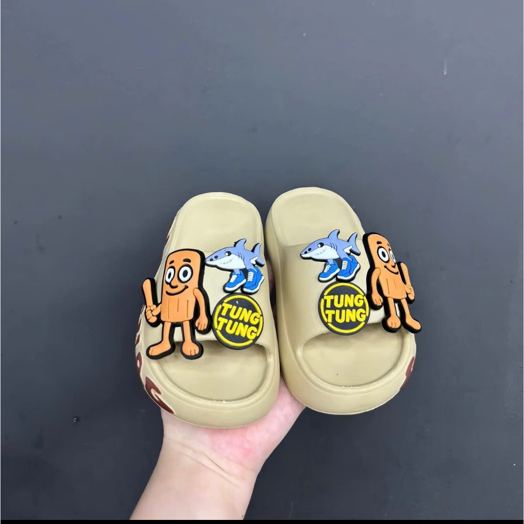 Dép Bánh Mì TungTung Sahur Siêu Nhẹ Có Gắn Stiker Hoạt Hình 5 Màu Đa Dạng Dành Cho Bé Trai Chông Trơn Trượt Tốt.
