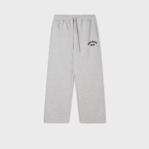 Quần Nỉ WHO.A.U Signature Patch Wide Pants_WHTMGB921U