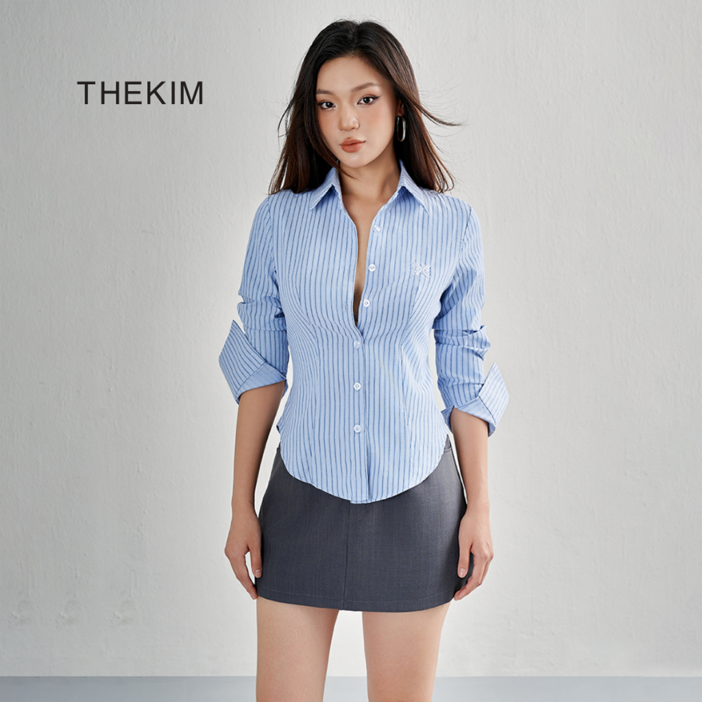 THEKIM Áo sơ mi dài tay dáng ôm chiết eo , áo sơmi kẻ thêu logo ngực T252