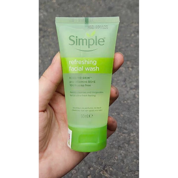 Sữa rửa mặt Simple Refreshing Facial Wash 50ml dịu nhẹ, sạch sâu, không xà phòng, cho da nhạy cảm hàng khuyến mãi