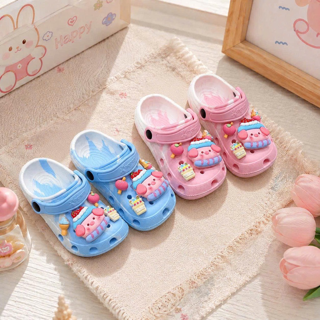 Dép sục bé gái tặng kèm charm dễ thương.Chất liệu nhẹ êm thoáng khí.Size 24-35