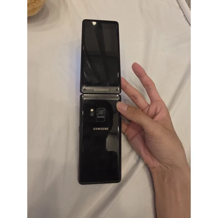 Nắp gập Samsung W2017 đen cũ 4/64GB bản 2 sim Android 7 96%