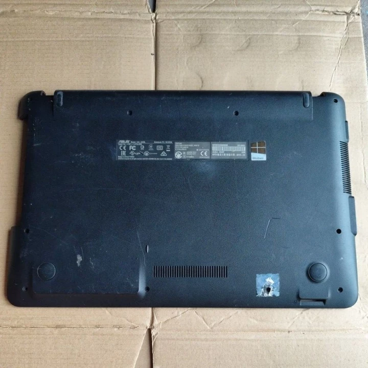 Vỏ mặt D laptop Asus A540L cũ có trầy xước ốc Nguyên không bị bể