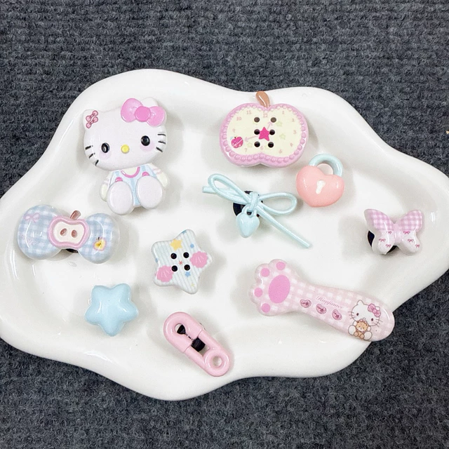 Bộ 10 Charm Sticker Táo Dùng Gắn Dép Cross, Dép Sục, Dép Xốp đã gẵn nút cài vào dép