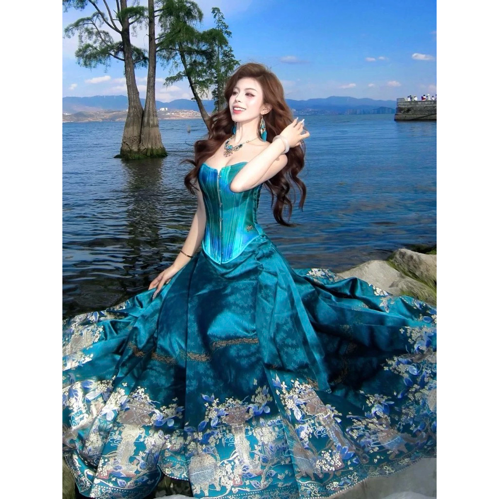 Đầm Dạ Hội Xanh Ngọc Dáng Xòe Corset Trễ Vai Đuôi Dài Họa Tiết Hoa Sang Trọng Chụp Ảnh