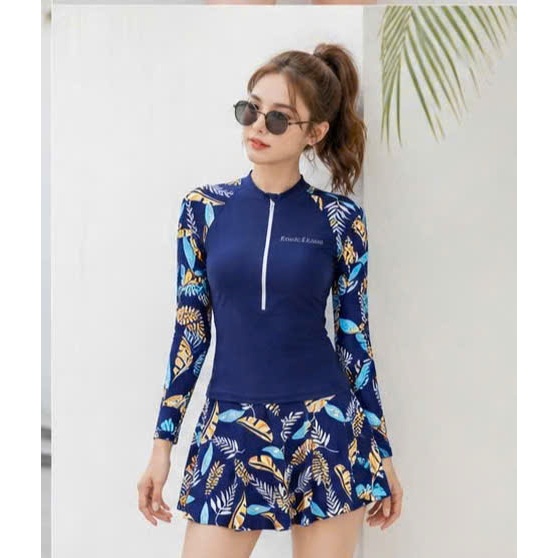 Đồ bơi nữ 2 mảnh hoạ tiết năng động áo có khoá kéo, chân váy bên trong có quần đùi bảo hộ kín đáo. Có đủ size