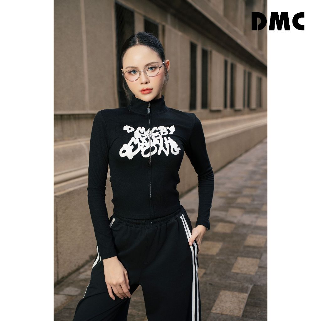 [EC2] Áo thun tay dài kéo khóa cổ cao họa tiết logo DMC (DMC Knit Blouse)
